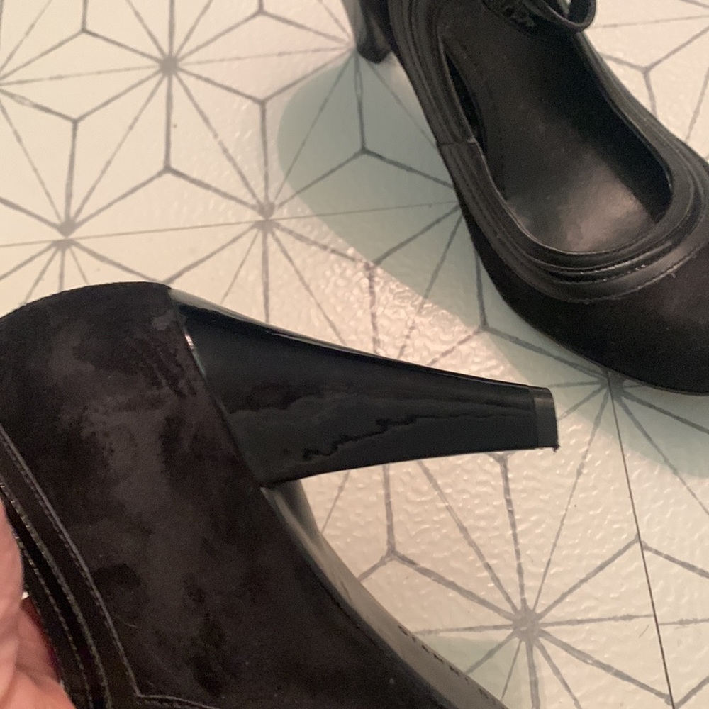 Shoes - Picture 3 of 4